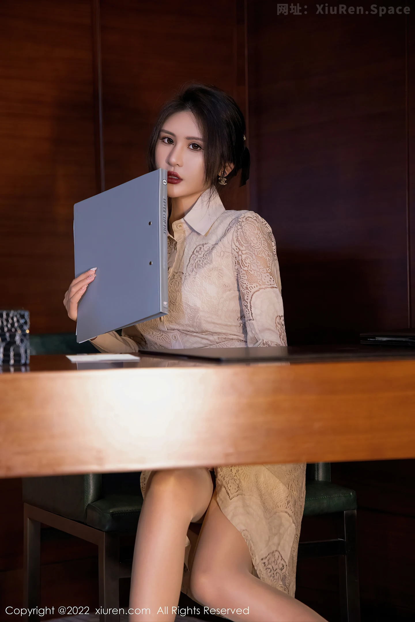 图片[6]-[XiuRen秀人网]VOL.4874 模特Emily尹菲性感OL装扮半脱露蓝色蕾丝内衣原色丝袜诱惑写真64P-秀人网官方网站